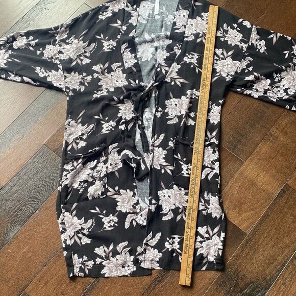 Spiritual Gangster Maya tie front Kimono robe black white one size - Picture 8 of 10